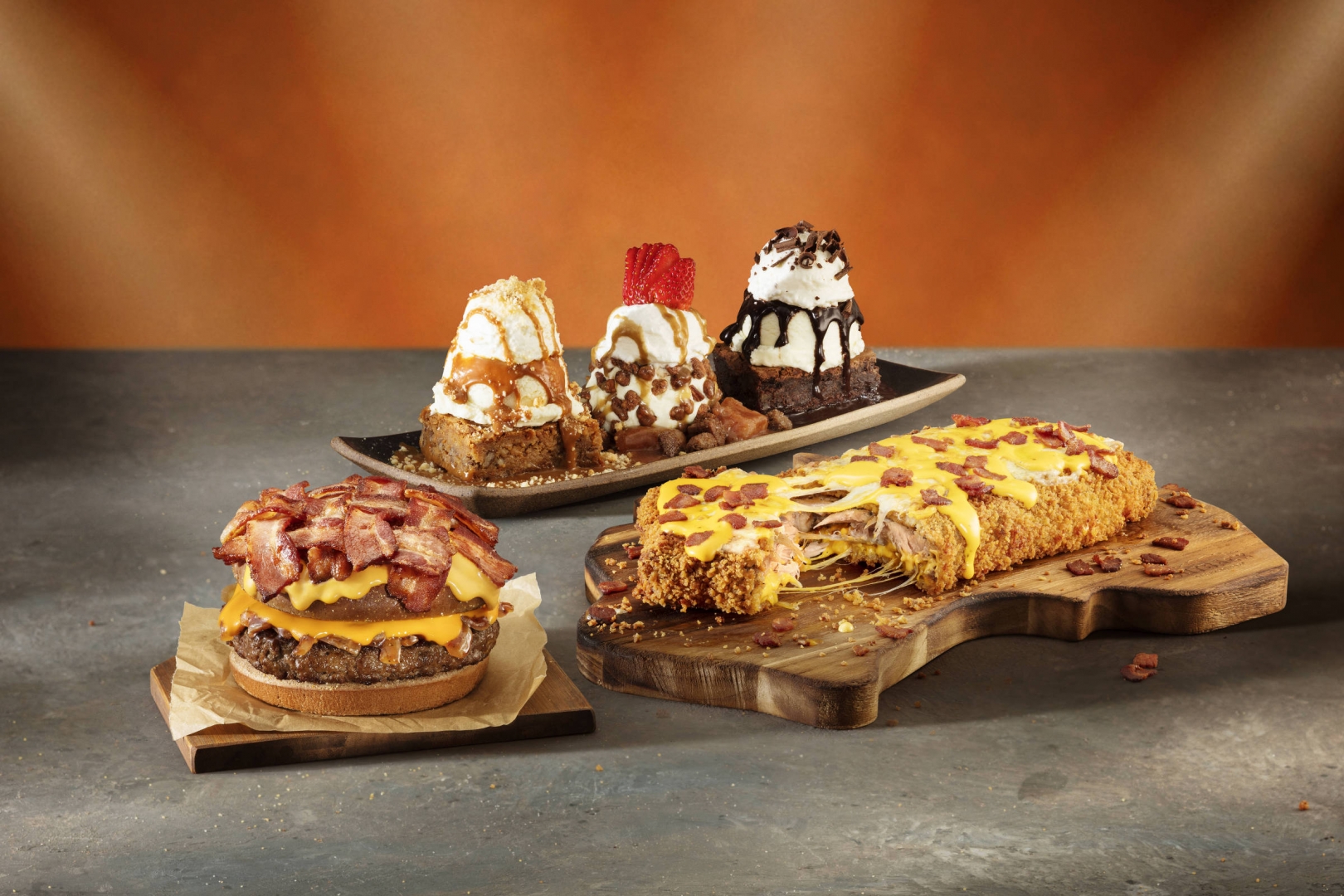 Outback lança costela empanada e hambúrguer com 8 fatias de bacon