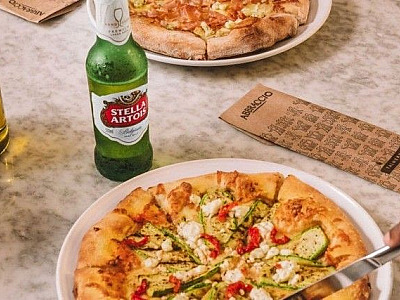Com entrega em Alphaville, Abbraccio aposta em receitas de pizza com cerveja