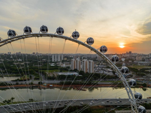 Roda Rico celebra fim de ano com cabineokê, pacotes gastronômicos e show de luzes natalinas