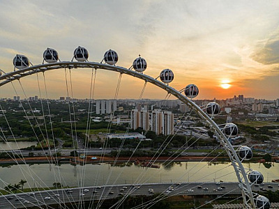 Roda Rico celebra fim de ano com cabineokê, pacotes gastronômicos e show de luzes natalinas