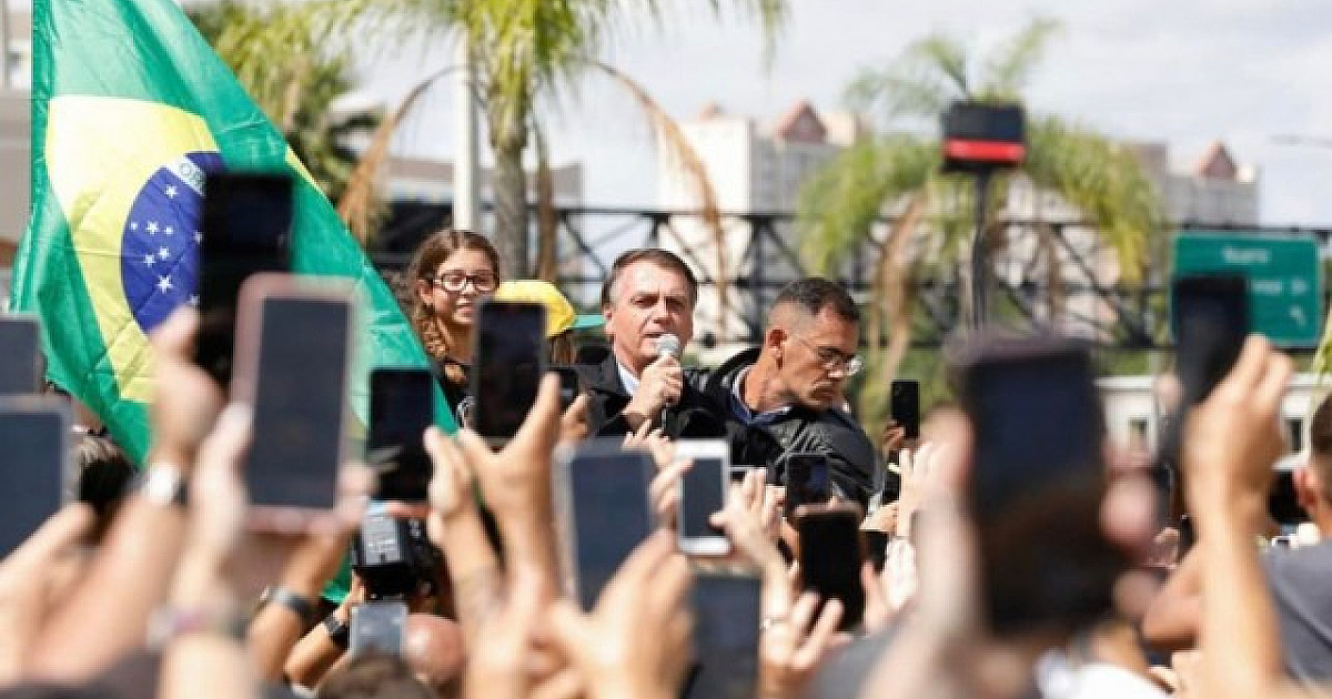 Com mais da metade das urnas apuradas, Bolsonaro lidera com 46,3%