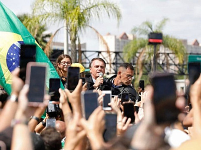 Com mais da metade das urnas apuradas, Bolsonaro lidera com 46,3%
