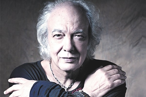 Em show intimista, Erasmo Carlos canta no TMB