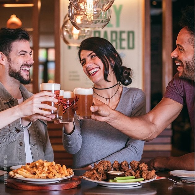 Outback comemora Dia do Amigo com bebidas alcoólicas pela metade do preço