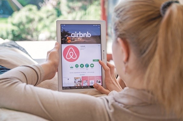 Airbnb adota novas medidas para o combate de tráfico de pessoas