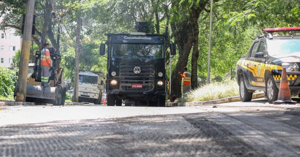 Secretaria de Obras de Barueri realiza recapeamento de vias na área central de Alphaville