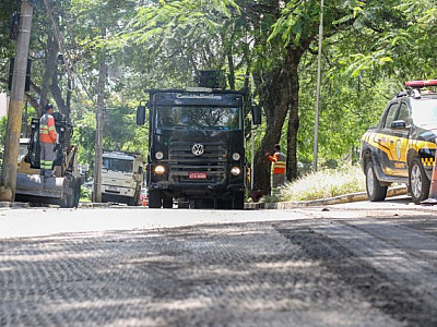Secretaria de Obras de Barueri realiza recapeamento de vias na área central de Alphaville
