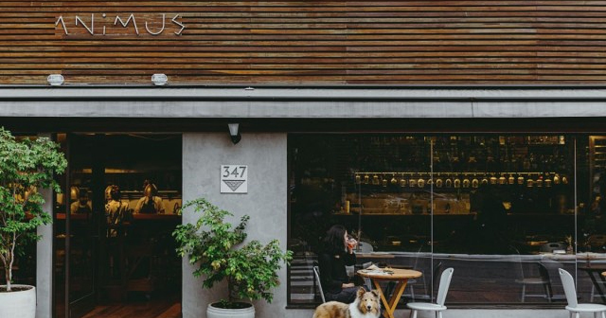 3 restaurantes com ambiente aberto para aproveitar no verão