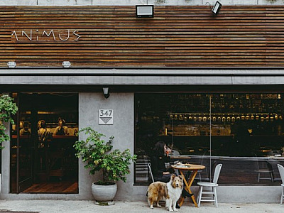 3 restaurantes com ambiente aberto para aproveitar no verão