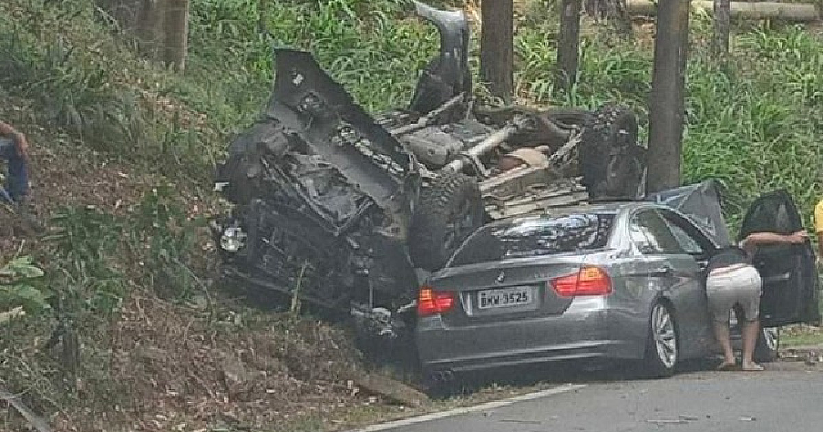 Carro capota na estrada Yojiro Takaoka, em Aldeia da Serra