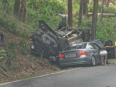 Carro capota na estrada Yojiro Takaoka, em Aldeia da Serra
