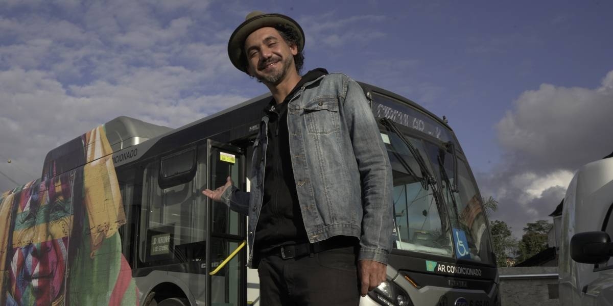 Kobra transforma ônibus em galeria itinerante em SP