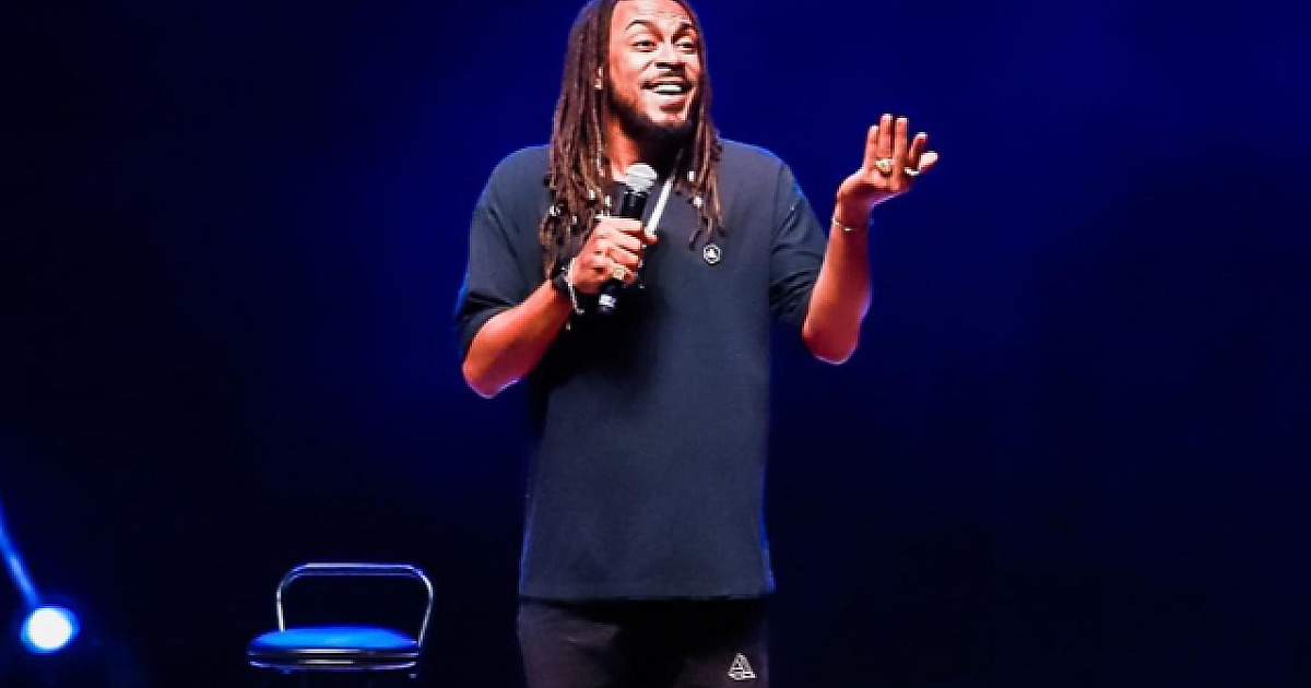 Comediante Jhordan Matheus se apresenta na sexta-feira (24) em Barueri