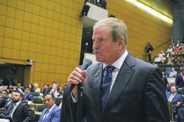 Deputado Cezar inicia mandato com funcionários de Marcio Camargo