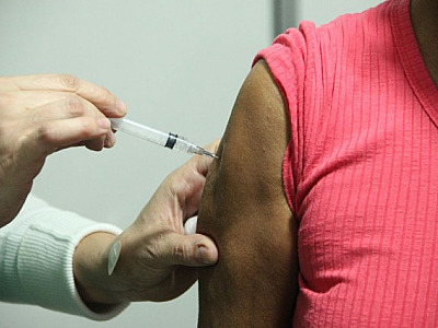 Em Barueri, 4ª dose da vacina começa a ser aplicada em idosos com mais de 60 anos nesta terça-feira