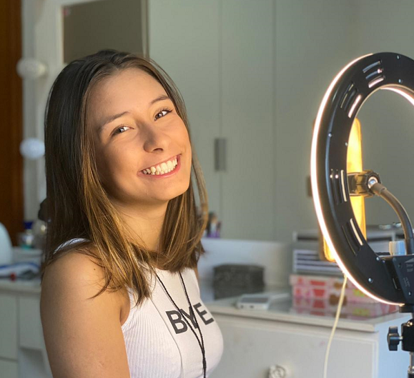 Com 14 anos, moradora do bairro participa de clipe para incentivar doações