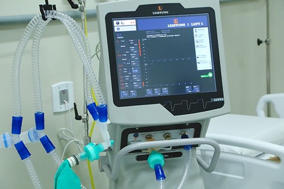 Elvis rebate oposição e ressalta estrutura contra Covid-19