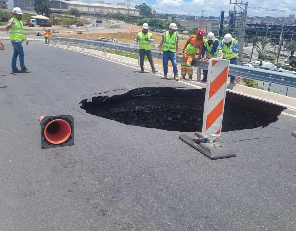 Alça de acesso da Castello Branco é interditada após afundamento de pista