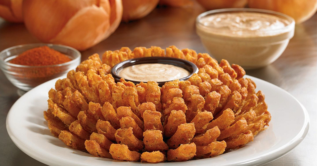 Outback presenteia clientes com a icônica cebola Bloomin’ Onion nesta terça-feira (15)