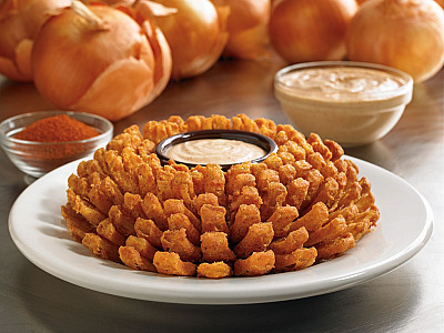 Outback presenteia clientes com a icônica cebola Bloomin’ Onion nesta terça-feira (15)