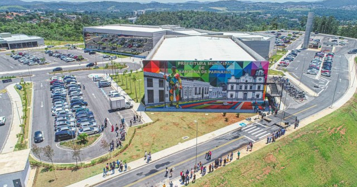 Mural feito pelo artista Kobra em Santana de Parnaíba é entregue