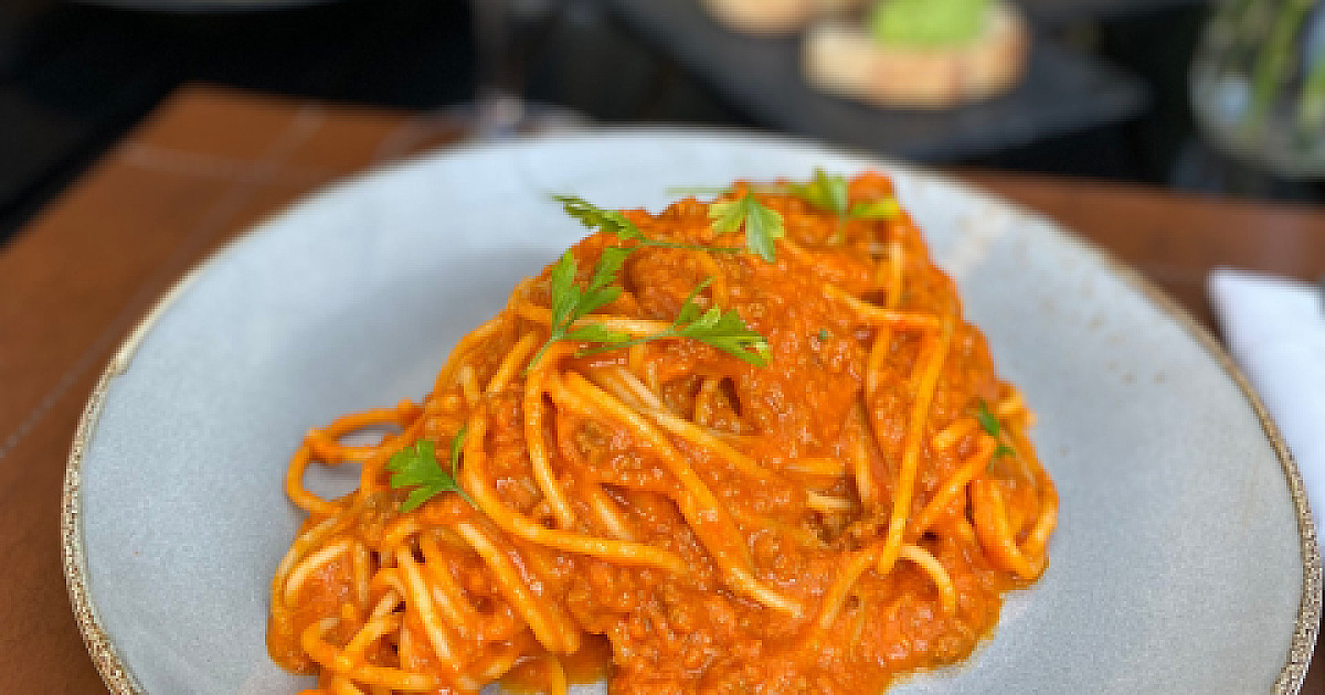 Dia dos Pais: Casa italiana em Alphaville tem bolonhesa em estilo clássico