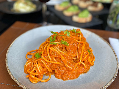 Dia dos Pais: Casa italiana em Alphaville tem bolonhesa em estilo clássico