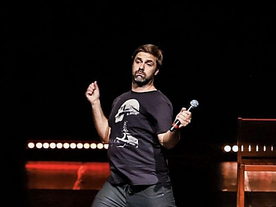 Fábio Rabin apresenta seu show “Muita treta” em Santana de Parnaíba