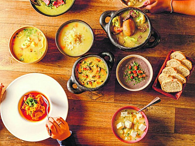 Para esquentar o paladar e espantar o frio, tem sopas e caldos no cardápio!