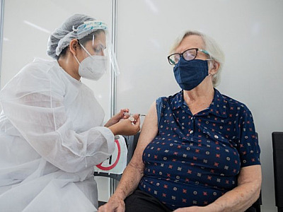 Vacina bivalente ajuda na manutenção da proteção, ressalta especialista