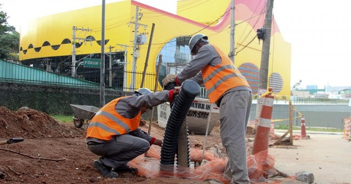 Fios no cruzamento das alamedas Rio Negro e Araguaia devem ser aterrados