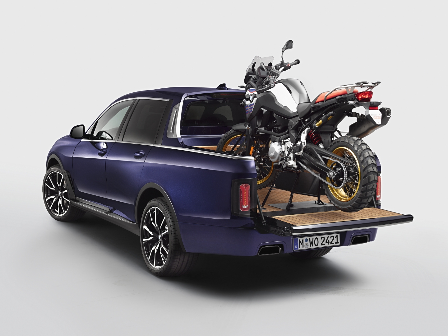 BMW X7 convertido em pick-up é destaque do BMW Motorrad Days