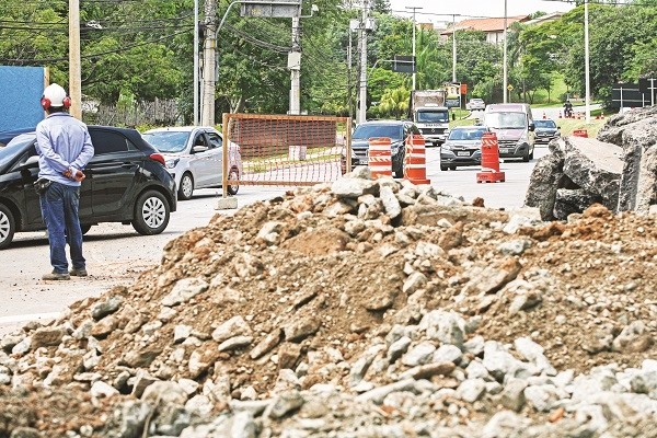 Mudança de tubulações na obra do túnel em Alphaville deve levar 2 meses