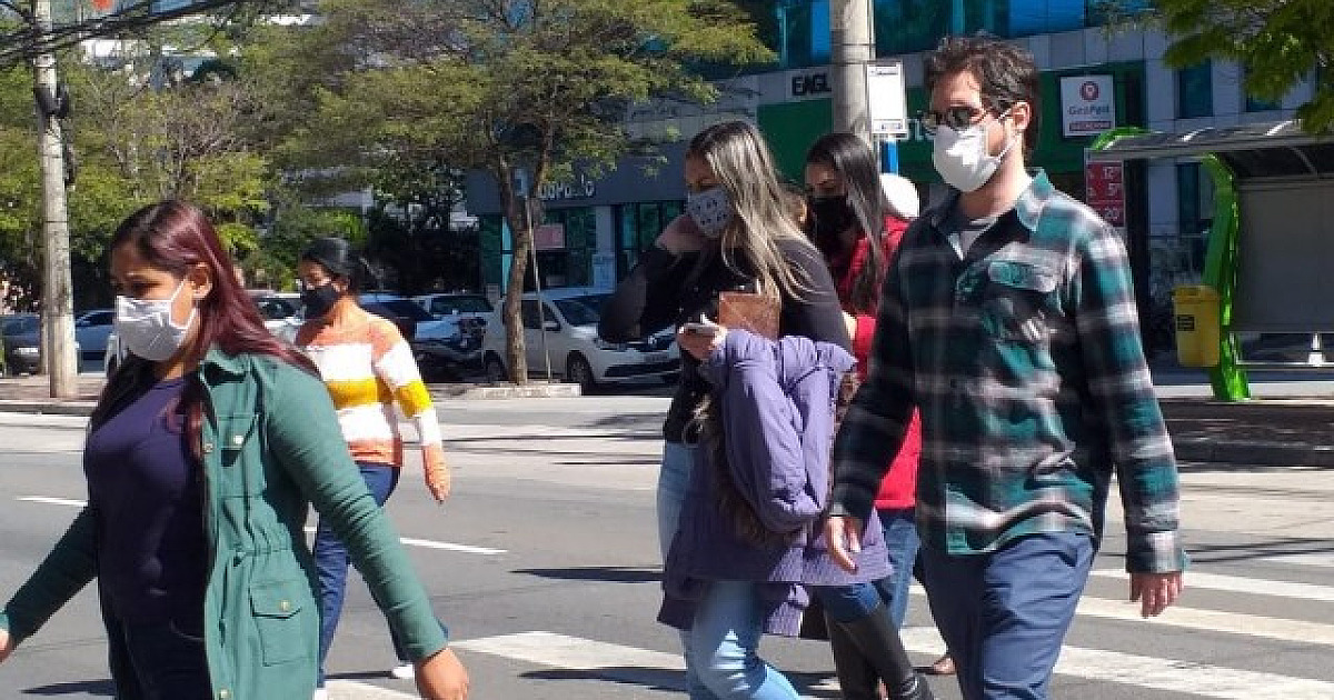 78% dos moradores do bairro acham que o uso de máscaras ainda é preciso, aponta enquente da Folha de