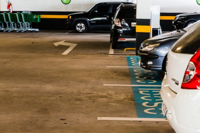 Vagas reservadas ainda têm vistoria frágil em locais privados de Barueri