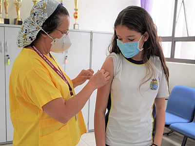 Barueri inicia vacinação de adolescentes nas escolas