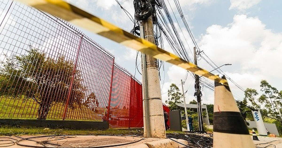 Situação de postes em Alphaville segue igual, após 1 ano de cobranças da Enel