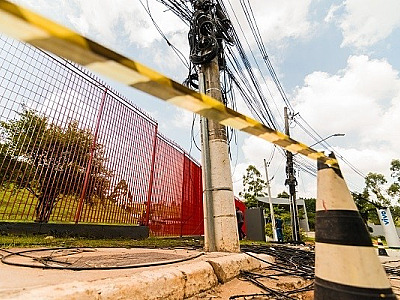 Situação de postes em Alphaville segue igual, após 1 ano de cobranças da Enel