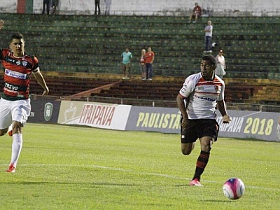 Oeste atropela Portuguesa e segue na liderança