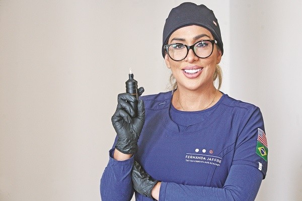 Moradora de Alphaville se destaca no ramo de tatuagem estética reparadora