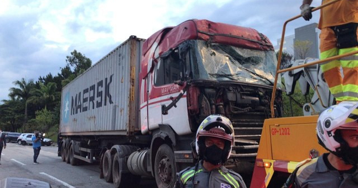 Caminhão perde o controle e atinge carros estacionados no Bethaville