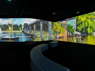 Exposição Monet Le Revê recebe aula corporal com renomada professora de Yoga