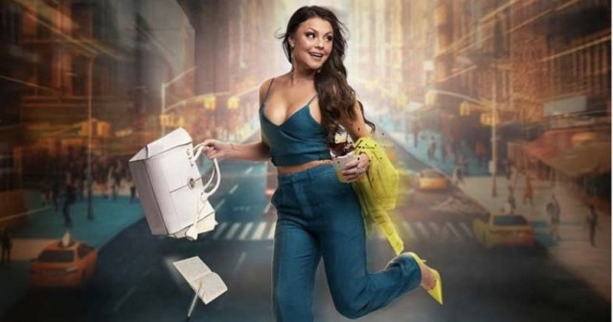 Humorista Bruna Louise apresenta seu stand-up comedy em Santana de Parnaíba