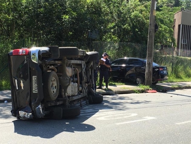 Caminhão perde freio e atinge mais de 10 veículos em Alphaville