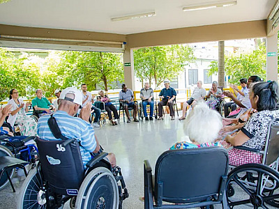 Decolar realiza doação de alimentos e roupas de inverno para o Grupo Vida Brasil