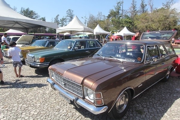 Parque Ecológico recebe exposição de carros antigos