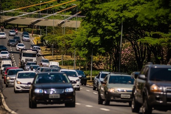 Mais de 100 motoristas foram autuados por carro sem licenciamento na região