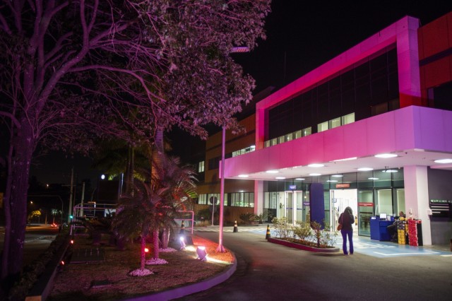 Hospitais acendem as luzes em prol da doação de sangue