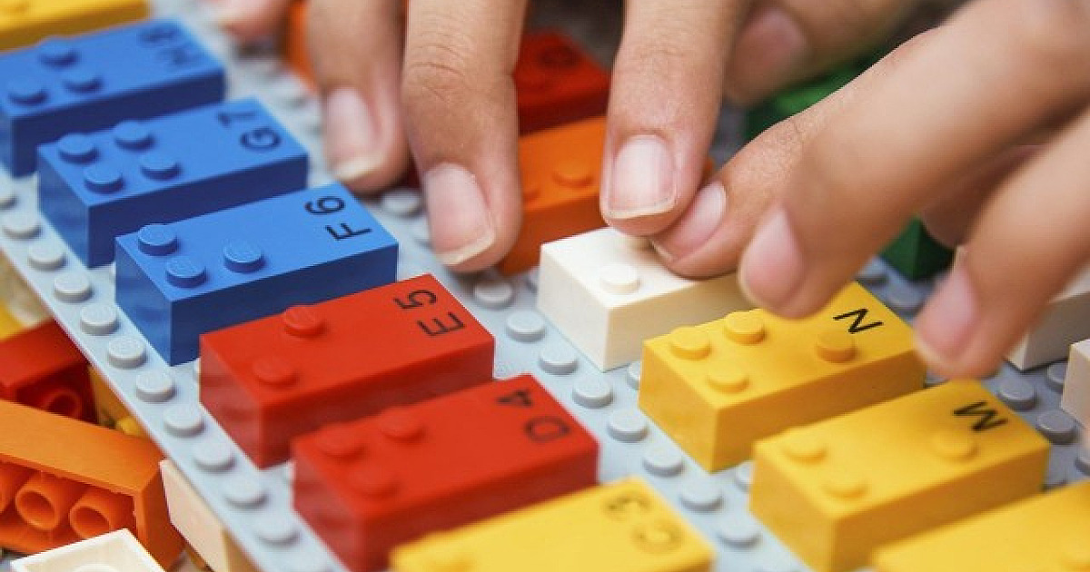 LEGO lança linha de peças que ajudam no ensino do Braille