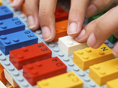 LEGO lança linha de peças que ajudam no ensino do Braille
